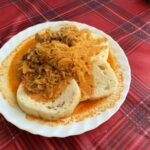 Segedínsky guláš s knedľou na bielom tanieri ako tradičný domáci obed