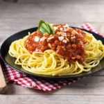 Špagety Bolognese s mäsovou omáčkou a bazalkou na tanieri