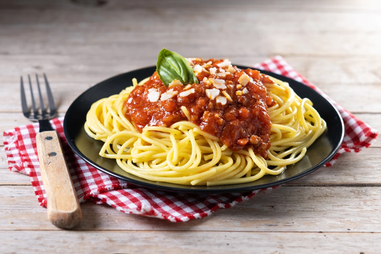 Špagety Bolognese s mäsovou omáčkou a bazalkou na tanieri