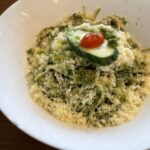 Špagety s pestom, špenátom a špargľou posypané parmezánom v bielej miske