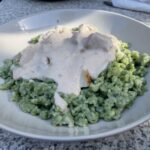 Špenátové halušky so syrovou omáčkou a kuracím mäsom v bielom hlbokom tanieri