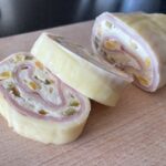 Syrová roláda nakrájaná na plátky – plnka so šunkou, kukuricou a zeleninou zavinutá v plátkoch syra