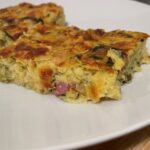 Veľkonočná plnka nakrájaná na porcie na bielom tanieri ako tradičné sviatočné jedlo