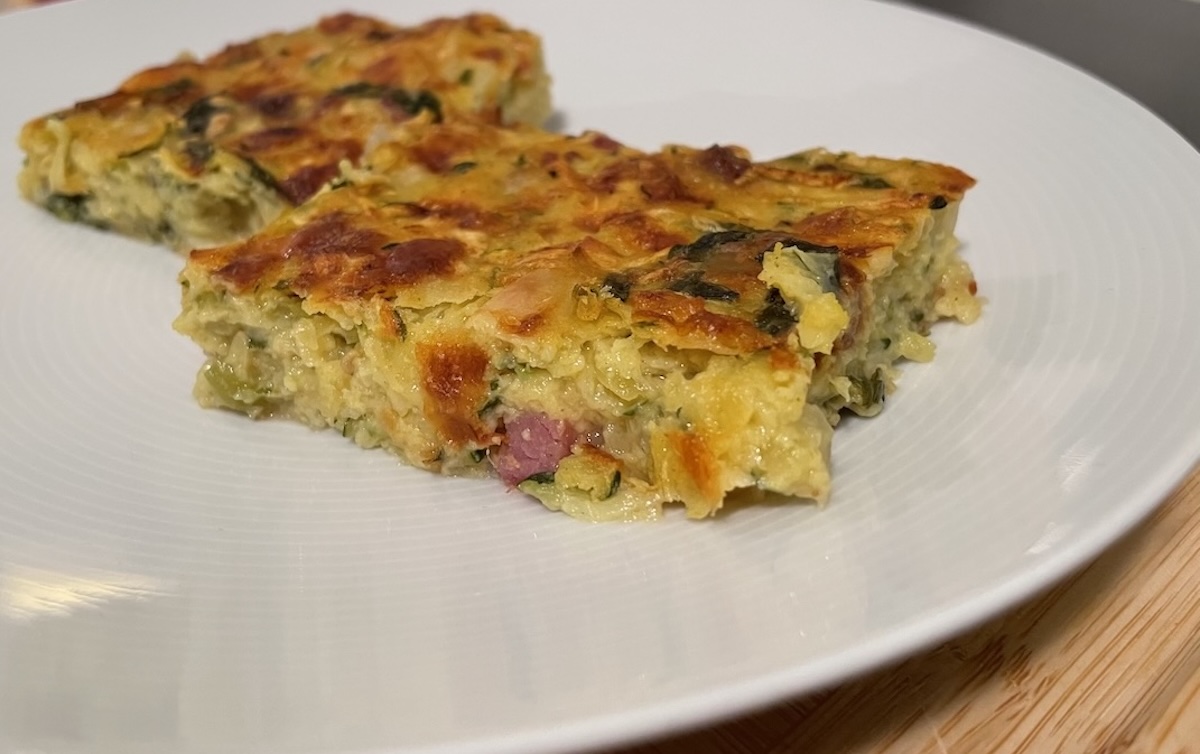 Veľkonočná plnka nakrájaná na porcie na bielom tanieri ako tradičné sviatočné jedlo