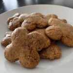 Rýchle mäkké medovníky – recept krok za krokom Domáce medovníky v tvare človiečika na bielom tanieri