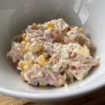 Zelerový šalát s ananásom, kukuricou a šunkou v bielej miske