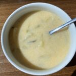 Krémová zemiaková polievka s pórom v bielej miske