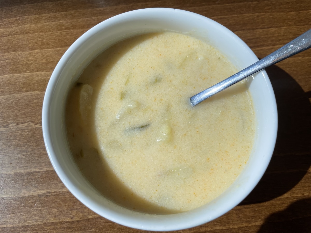Krémová zemiaková polievka s pórom v bielej miske
