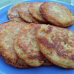 Chrumkavé zemiakové placky na modrom tanieri