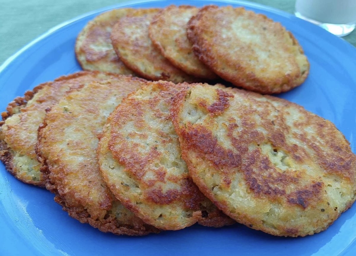 Chrumkavé zemiakové placky na modrom tanieri