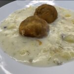 Zemiakový prívarok s fašírkou v krémovej omáčke s kôprom na bielom tanieri