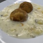 Zemiakový prívarok s fašírkou v krémovej omáčke s kôprom na bielom tanieri