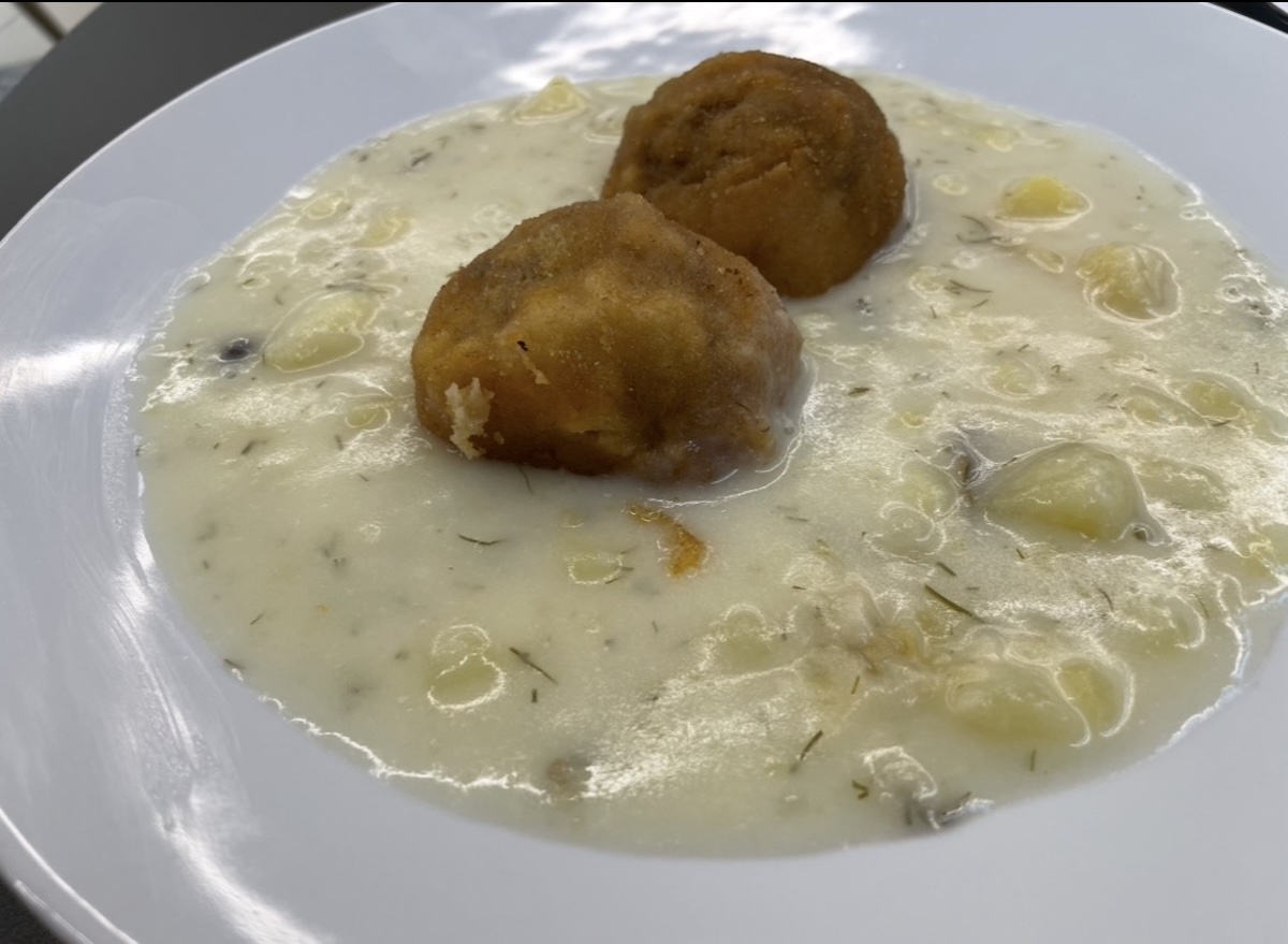 Zemiakový prívarok s fašírkou v krémovej omáčke s kôprom na bielom tanieri