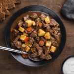 Tradičná hustá gulášová polievka s hovädzím mäsom