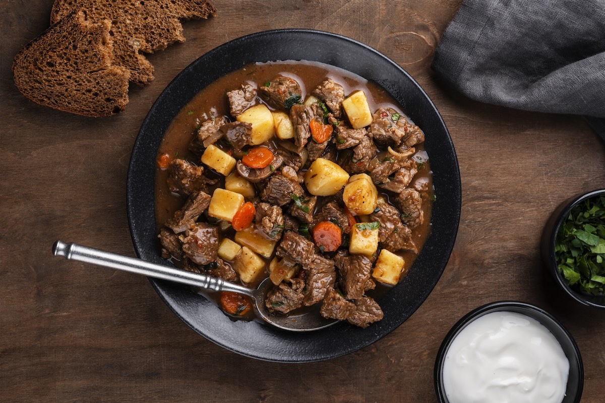 Tradičná hustá gulášová polievka s hovädzím mäsom