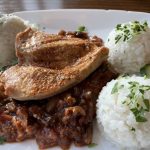 Ako grilovať kurací steak: tipy a triky pre šťavnaté mäso zakaždým Grilovaný kurací steak s ryžou, zeleninou a omáčkou na tanieri