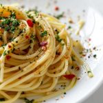 Rýchla cesnaková omáčka na špagety Rýchla cesnaková omáčka na špagety s chilli a petržlenom