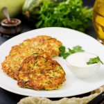 Chrumkavé cuketové placky pečené v rúre, jednoduchý recept Cuketové placky pečené v rúre s jogurtovým dipom