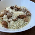 Krémové cuketové rizoto s kuracím mäsom a parmezánom Cuketové rizoto s kuracím mäsom a parmezánom v bielom tanieri