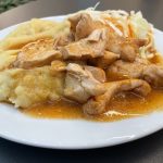 Grilované morčacie kúsky so zemiakovou kašou a šalátom Grilované morčacie kúsky so zemiakovou kašou, omáčkou a kapustovým šalátom