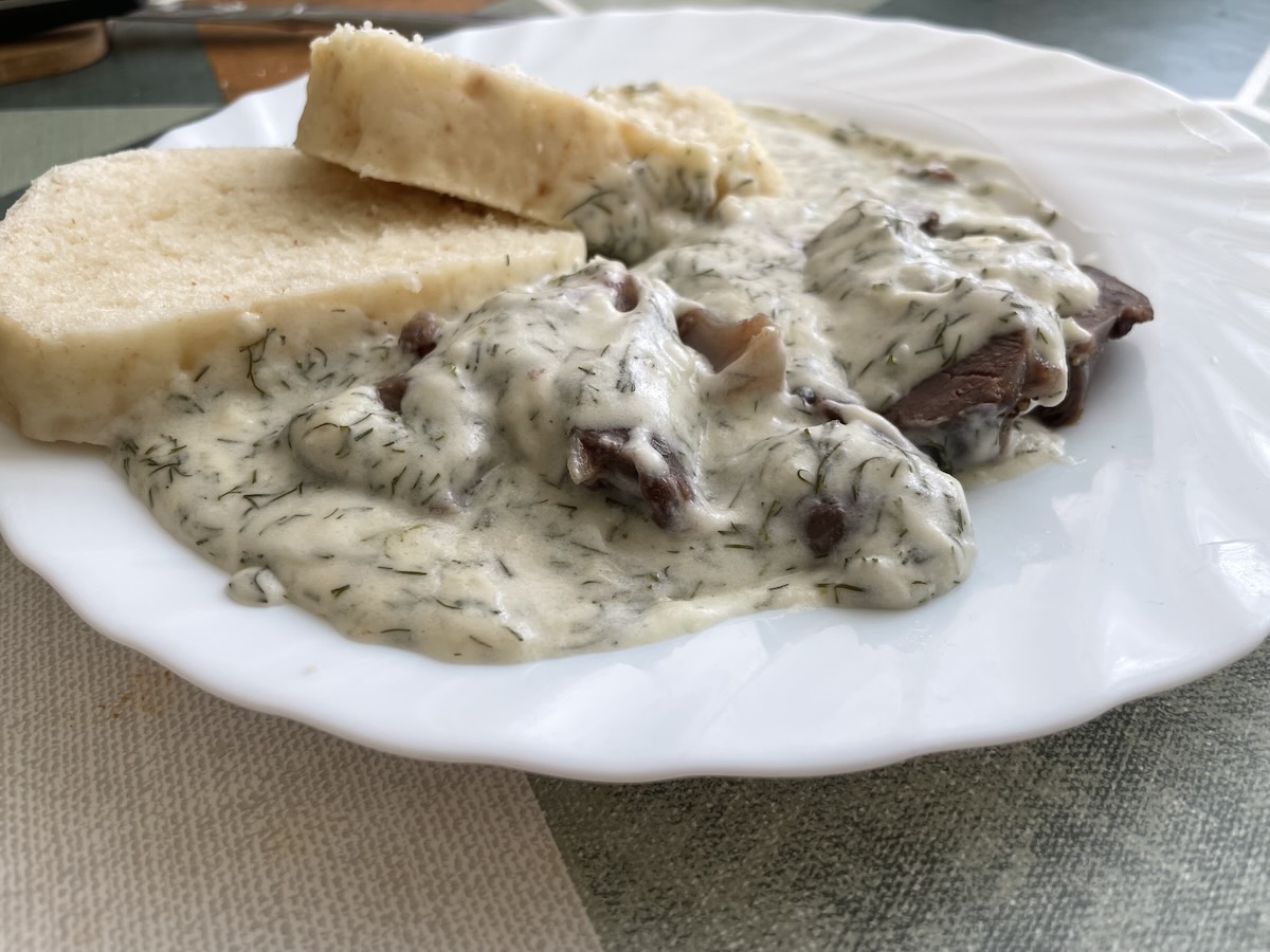 Kôprová omáčka s mäsom a knedľou ako ukážka jemnej a krémovej domácej verzie.
