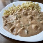 Kurací stroganov s cestovinou – rýchly obed za 30 minút Kurací stroganov s cestovinou v krémovej omáčke na tanieri