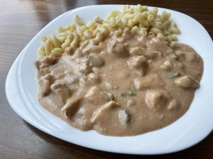 Kurací stroganov s cestovinou – rýchly obed za 30 minút