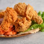 Rýchle chrumkavé vyprážané kuracie kúsky (jednoduchý recept) Chrumkavé vyprážané kuracie kúsky podávané so zeleninou