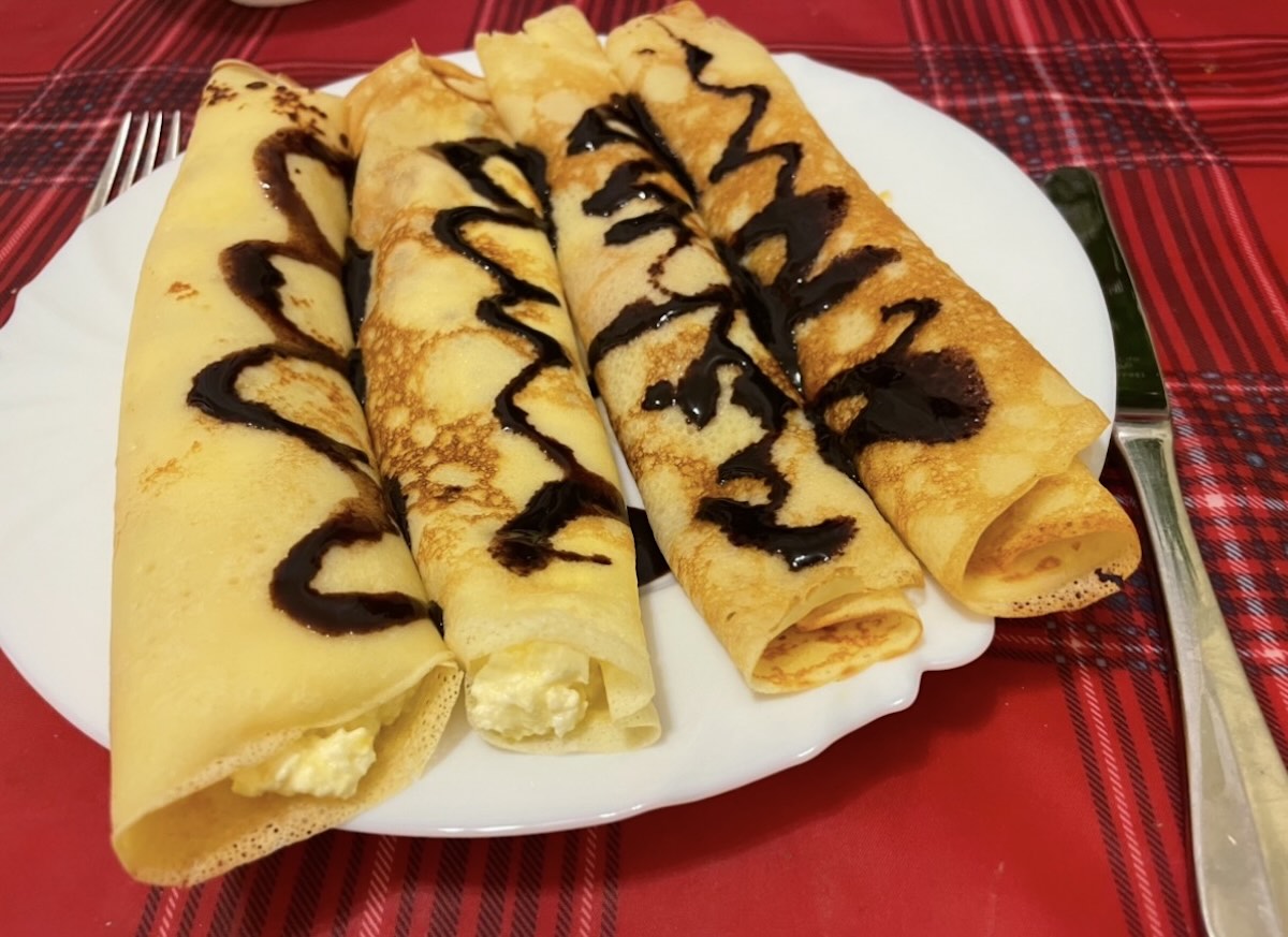 Palacinky pripravené z palacinkového cesta po odležaní v chladničke