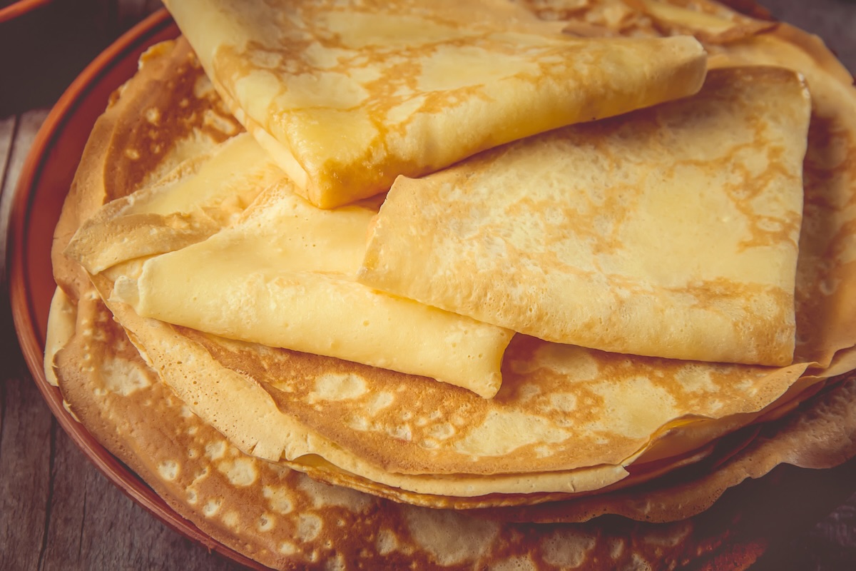 Domáce tenké palacinky zložené na tanieri