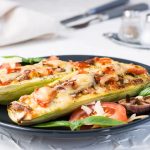 Plnená cuketa bez mäsa – ľahký vegetariánsky recept Plnená cuketa bez mäsa so syrom, paradajkami a bazalkou