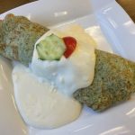 Rýchle špenátové palacinky hotové za 30 minút Špenátové palacinky so smotanovou omáčkou, uhorkou a cherry paradajkou na tanieri