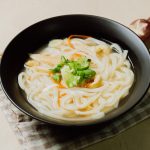 Udon rezance v miske s jarnou cibuľkou
