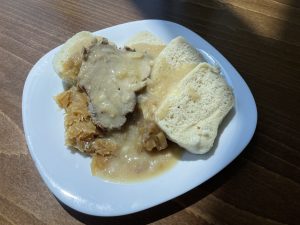 Vepřo knedlo zelo – tradičný recept s kapustou a knedľou