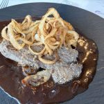 Hovädzia viedenská roštenka s cibuľou: klasický recept s tmavou cibuľovou omáčkou Hovädzia viedenská roštenka s tmavou cibuľovou omáčkou a chrumkavou cibuľou