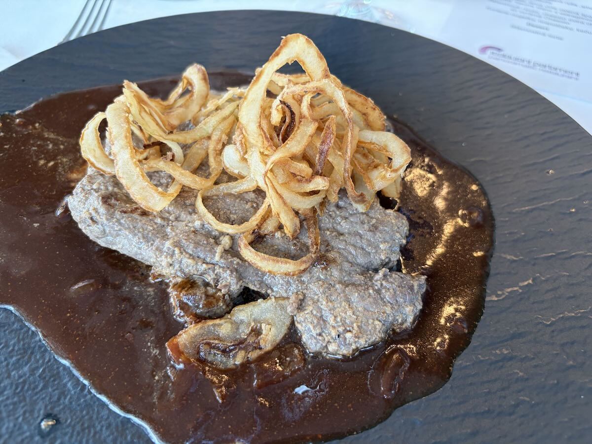 Hovädzia viedenská roštenka s tmavou cibuľovou omáčkou a chrumkavou cibuľou