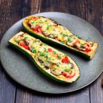 Zapekaná cuketa so syrom a paradajkami, jednoduchý recept Zapekaná cuketa so syrom a paradajkami na tanieri