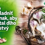 Ako uskladniť cesnak, aby zostal dlho čerstvý Cesnak v košíku s rozmarínom na drevenom stole