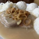 Bravčový steak s omáčkou: klasický recept krok za krokom Bravčový steak s jemnou smotanovou omáčkou, ryžou a opraženou cibuľou