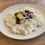 Prečo sa bryndzové halušky nedaria: najčastejšie chyby a ako ich opraviť Bryndzové halušky so slaninou a cibuľkou na tanieri