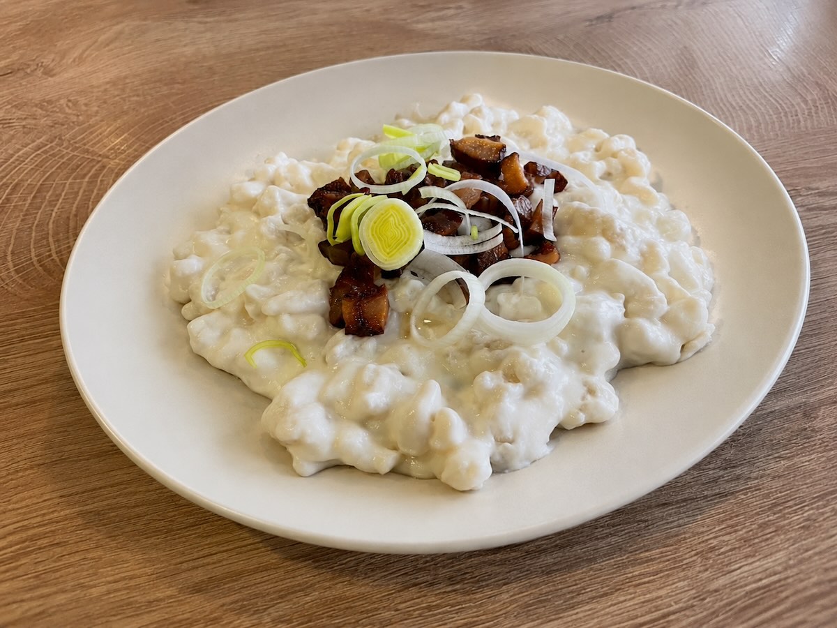 Bryndzové halušky so slaninou a cibuľkou na tanieri