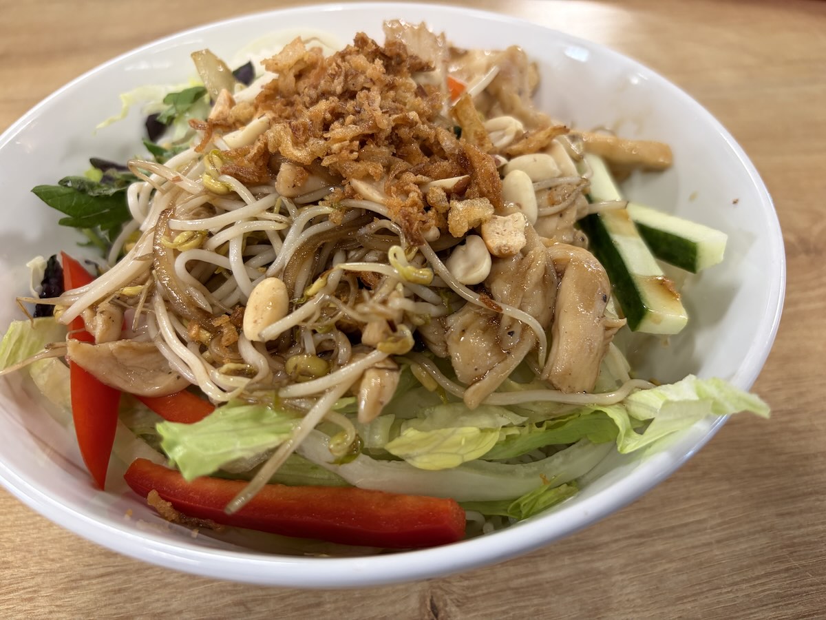 Bun bo nam bo, vietnamský šalát s hovädzím mäsom a rezancami