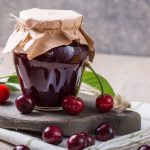 Čerešňový džem: recept, ktorý sa vždy vydarí Domáci čerešňový džem v pohári s čerstvými čerešňami