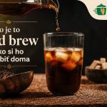 Čo je to Cold brew a ako si ho urobit doma Cold brew káva nalievaná do pohára s ľadom