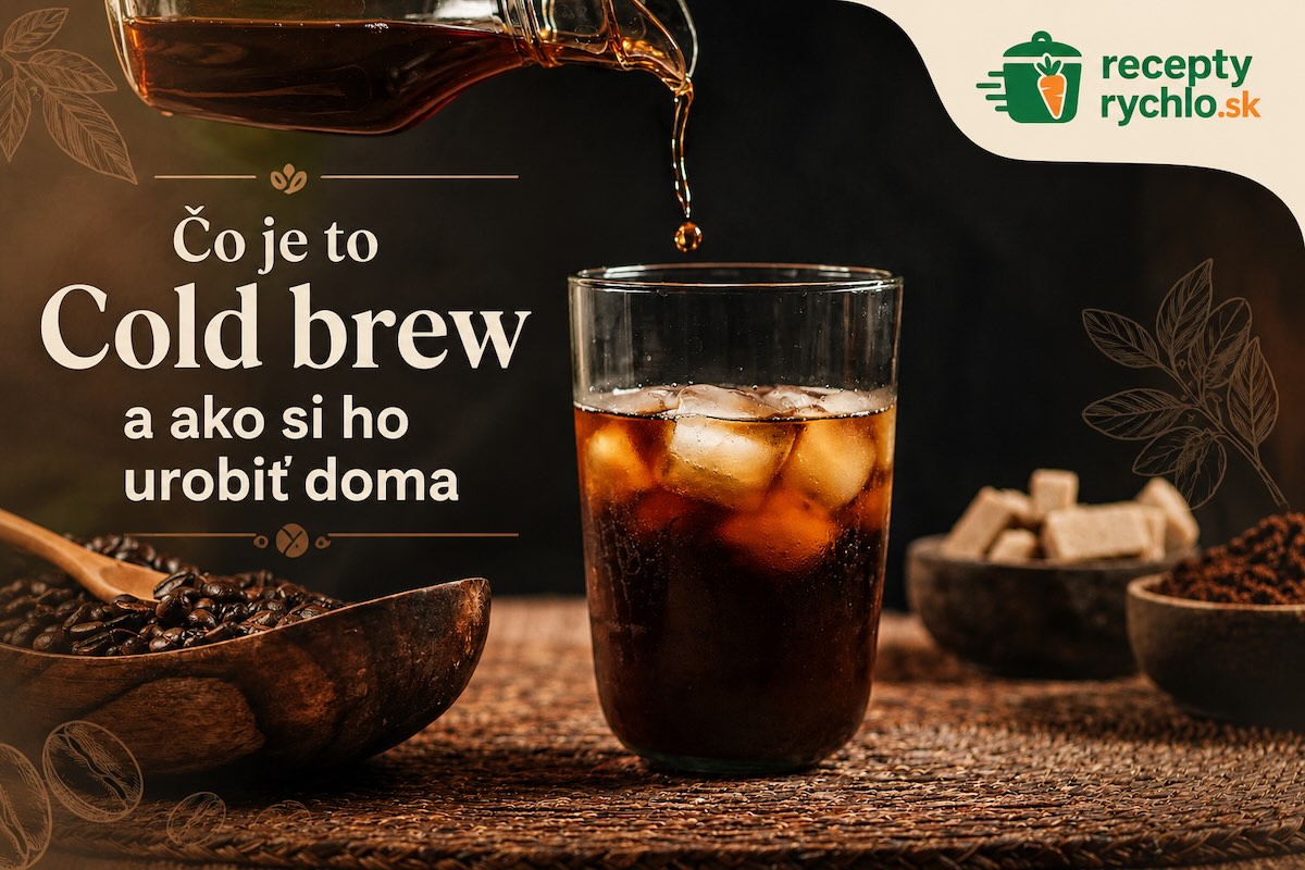 Cold brew káva nalievaná do pohára s ľadom