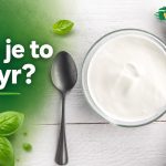 Čo je to skyr a čím sa líši od jogurtu? Miska bieleho skyru s lyžicou na svetlom podklade