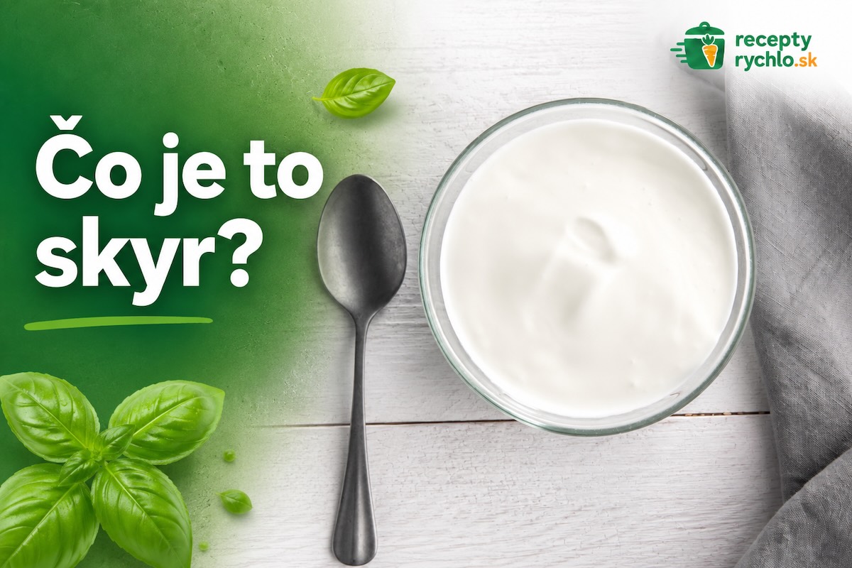Biely skyr v miske s lyžicou na svetlom podklade