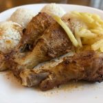 Šťavnaté grilované kuracie stehienka s chrumkavou kožou – recept Grilované kuracie stehienka s ryžou a ovocným šalátom
