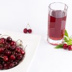 Domáca griotka z višní: Jednoduchý recept krok za krokom Domáca griotka z višní v pohári s čerstvými višňami