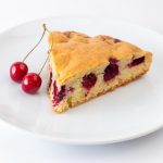 Hrnčeková čerešňová bublanina: jednoduchý recept bez váženia Hrnčeková čerešňová bublanina na tanieri